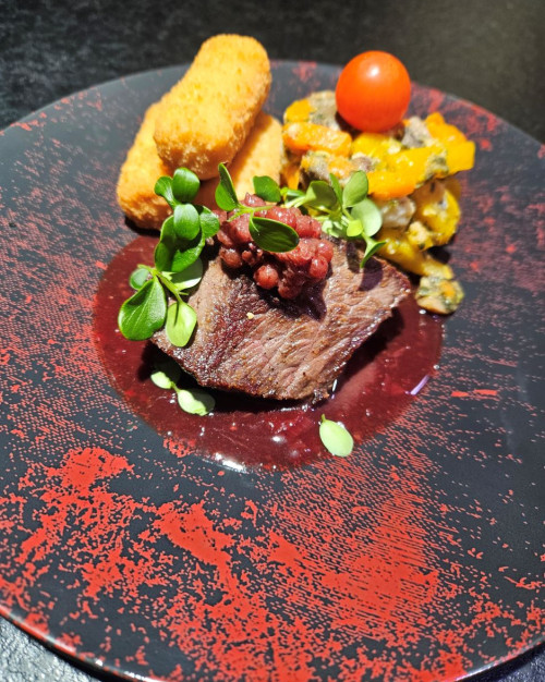 Pavé de biche, jus réduit aux airelles